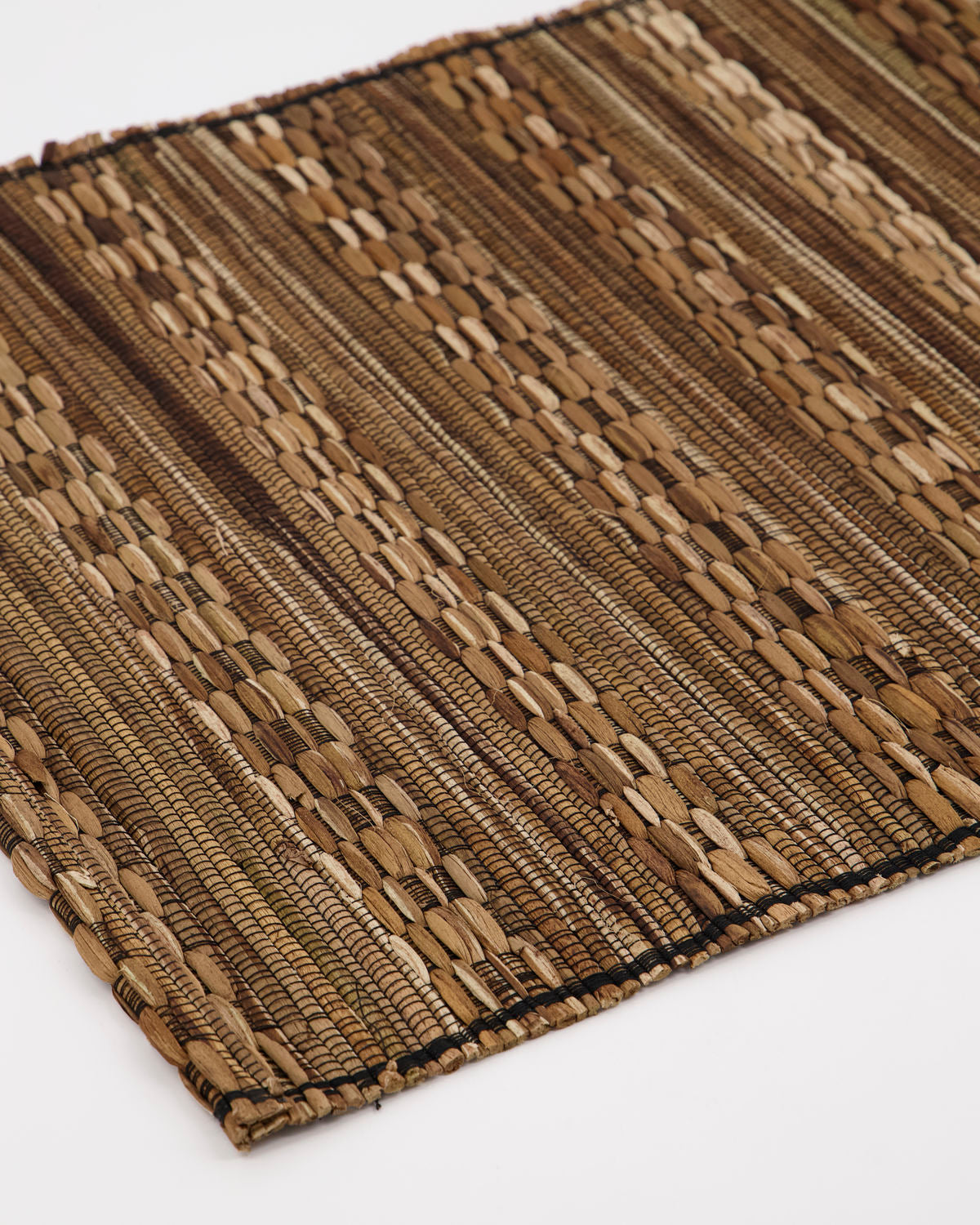 Detalj av flettet vannhyacint – naturlig tekstur med rustikke bruntoner i bordbrikke Pivo.