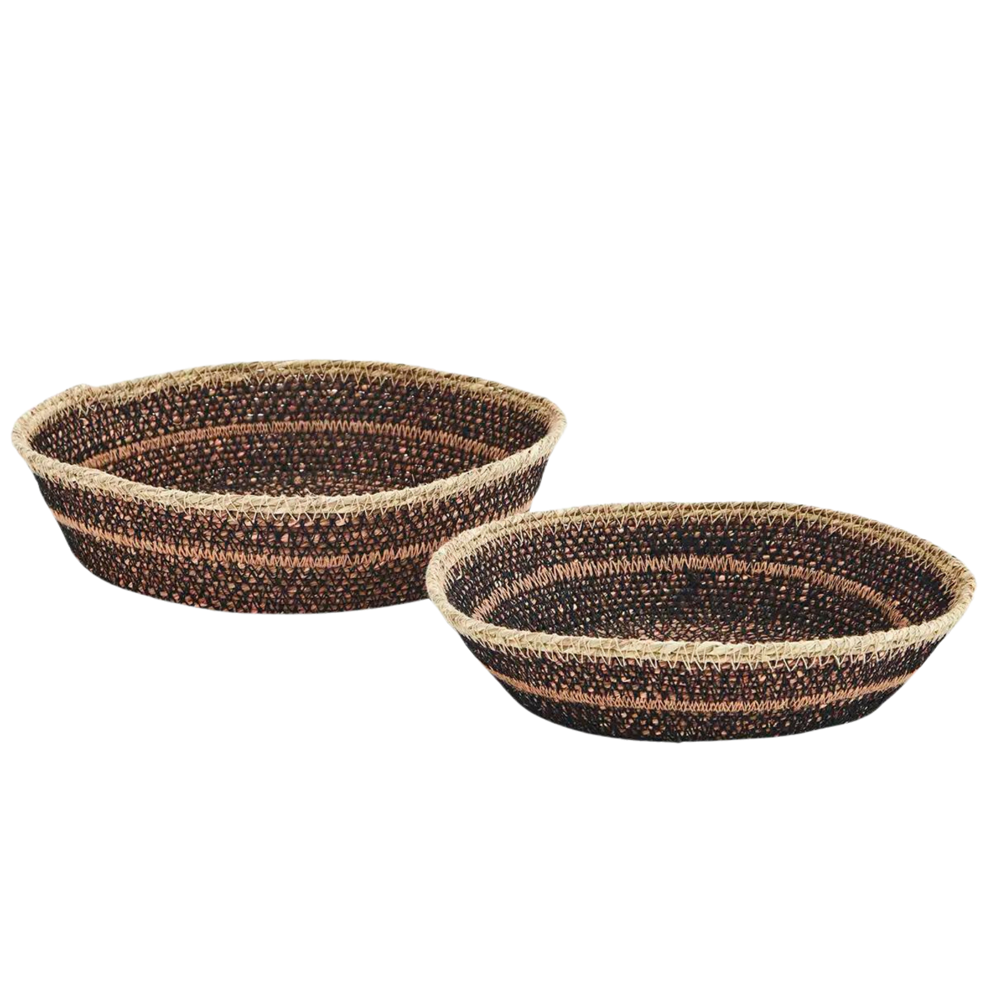 Håndflettede brett i sjøgress fra Madam Stoltz, sett med to i naturfarger – perfekt til oppbevaring eller dekor i skandinavisk interiør.