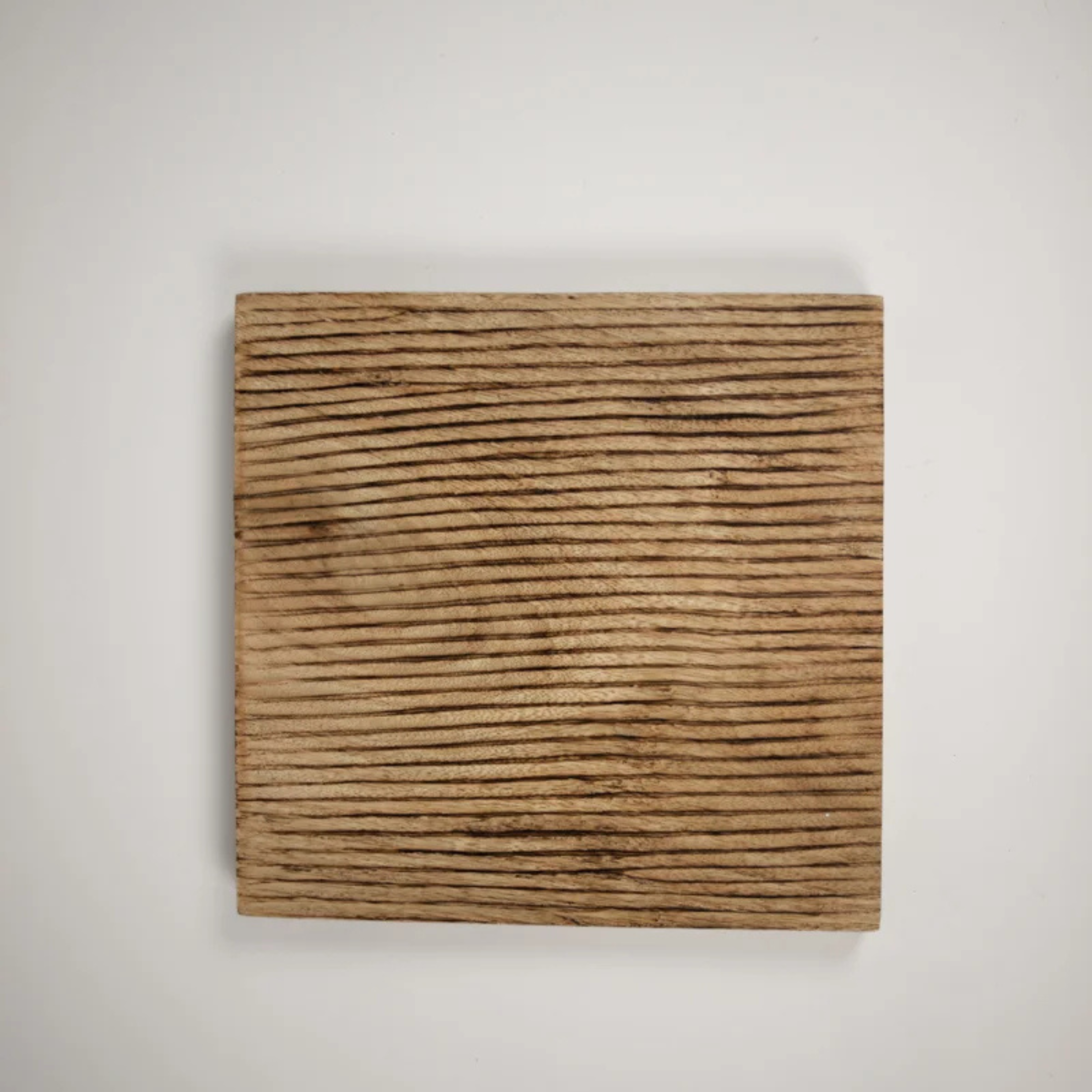 Serveringsbrett i brent mangotre med naturlig struktur, medium størrelse.