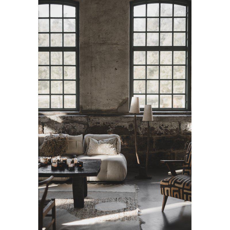 sofa med beige avlang dekorpute i jacquard tekstil