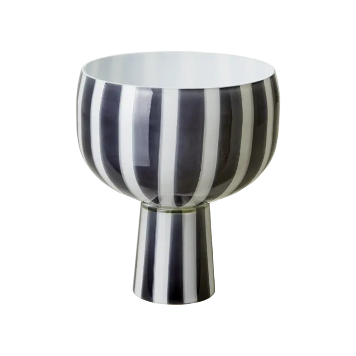 glasskål på stett i hvite og sorte striper