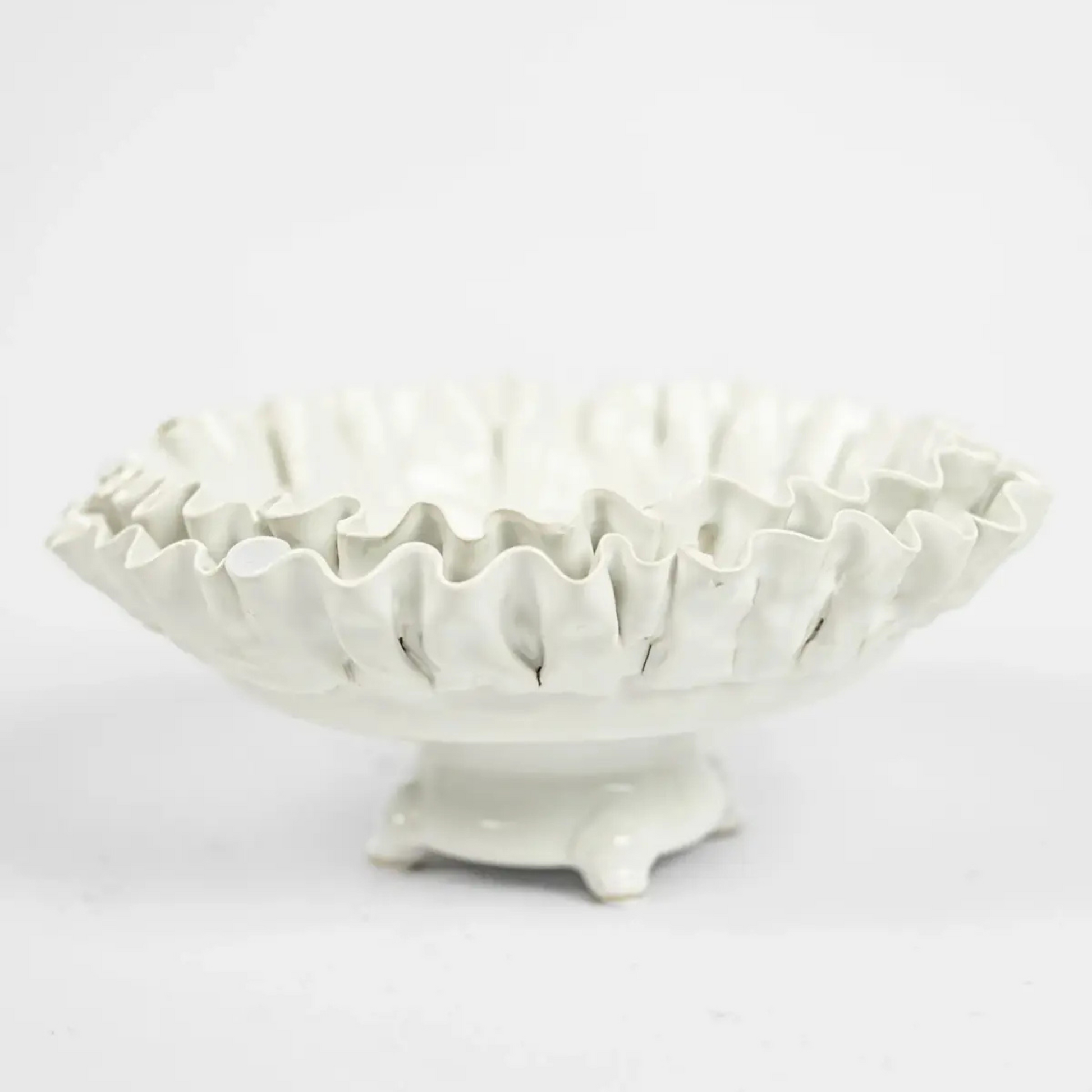 hvit dekortskål i keramikk med volanger på fire føtter