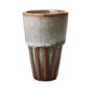 keramisk kopp i brun og gråtoner uten hank