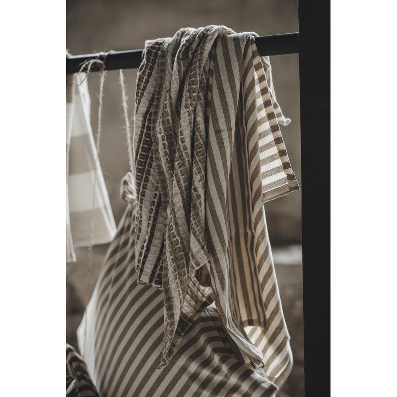 kjøkkenhåndklær med beige striper hengende på kjøkken