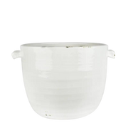 Hvit terrakottakrukke med håndtak fra Olsson & Jensen – modell Dagny, 28 cm høy og 33 cm i diameter.