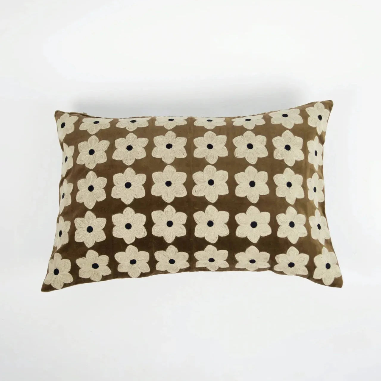 Brunt putevar 40x60 i bomull med broderte offwhite blomster.