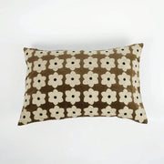 Brunt putevar 40x60 i bomull med broderte offwhite blomster.