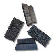 Håndskårne dekorstempler i tre med forskjellige mønster, brukt og slitt overflate, ulike bredder mellom ca. 14‑20 cm