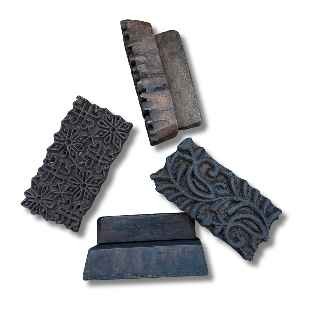 Håndskårne dekorstempler i tre med forskjellige mønster, brukt og slitt overflate, ulike bredder mellom ca. 14‑20 cm