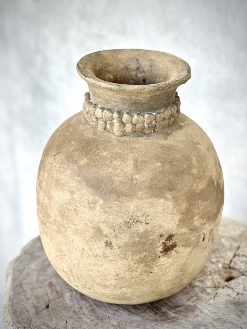 Dewi Vase Dots, Antique Sand