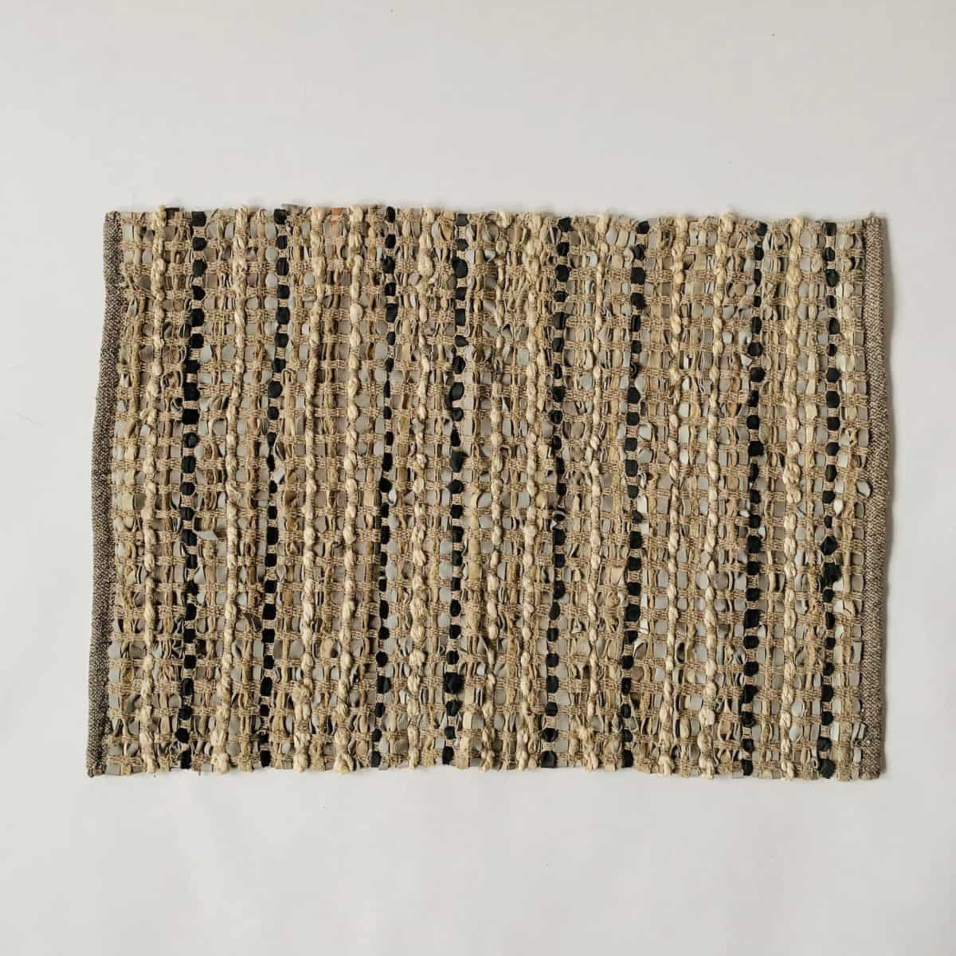 Dørmatte i skinn med striper i grå og sort, 50x70 cm, rustikk og moderne entrématte