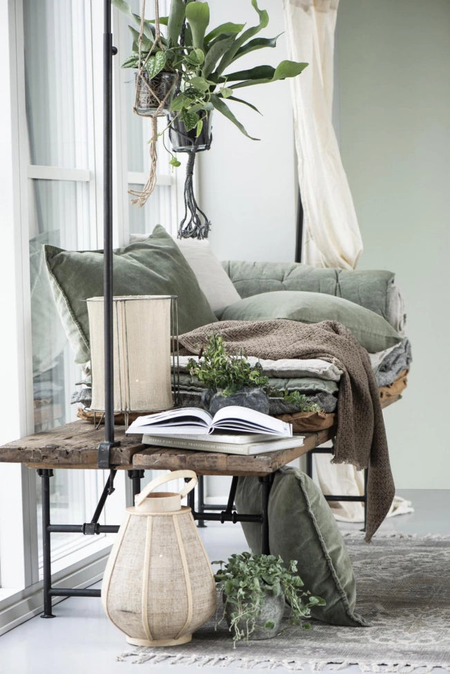 Beige lyslykt fra Ib Laursen i bomull og metall, stående på bord i lun interiørstil