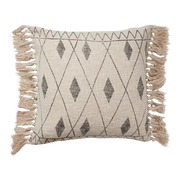 Putetrekk i naturfarget stoff med brune diamantmønster og frynser – FERNANDO