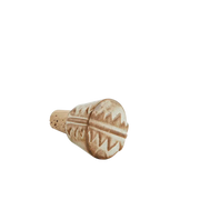 Håndlaget flaskestopper i beige steintøy med korkbase fra Madam Stoltz, rustikk og naturlig detalj til kjøkkenet.