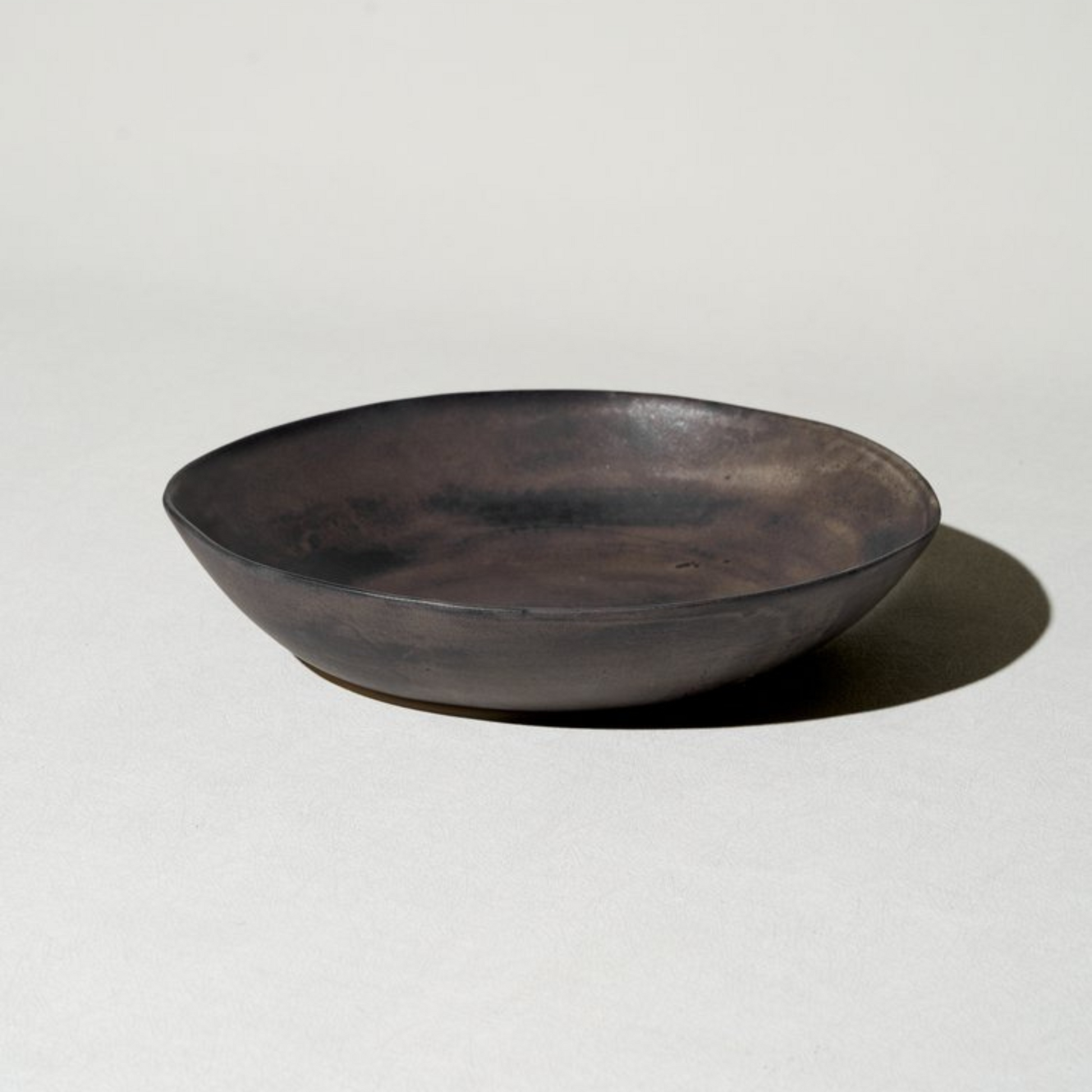 Svart FLOW Dinner Plate Bowl i håndlaget steingods – BadAss Ceramics