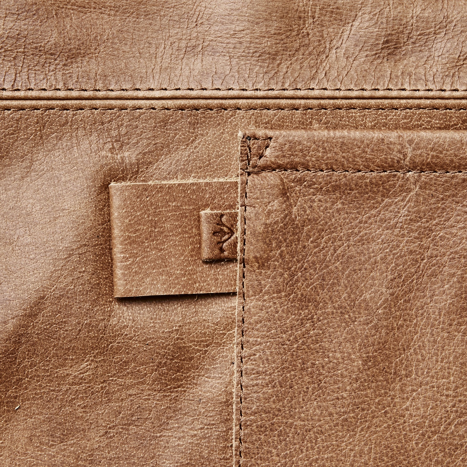 Oxford forkle i skinn fra HomeByGard – kombinerer funksjon, håndverk og nordisk eleganse.