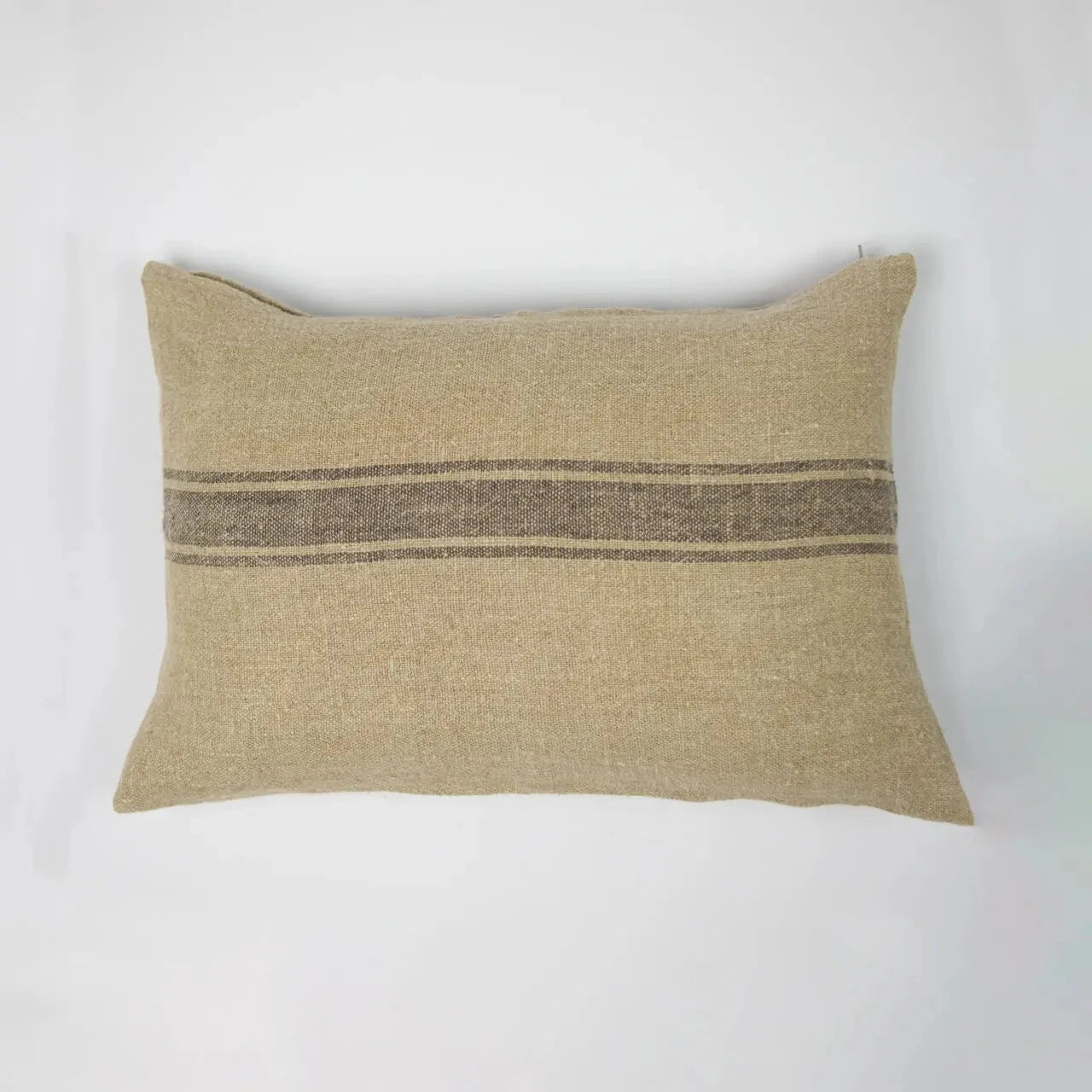 Naturfarget linputevar 40x60 i 100 % lin med dekorative striper.