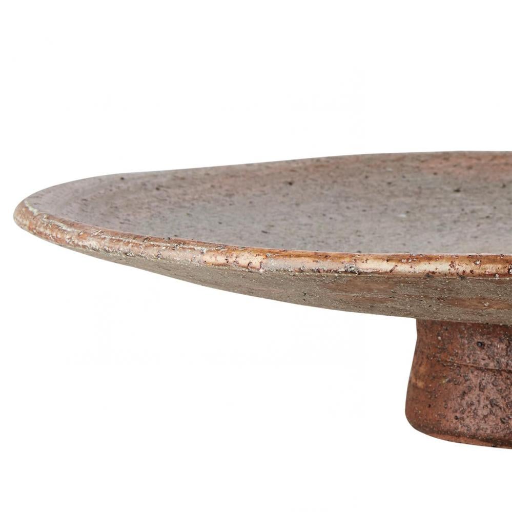 Detaljbilde av Goliat fat på stett i rustfarge – rustikk stentøy