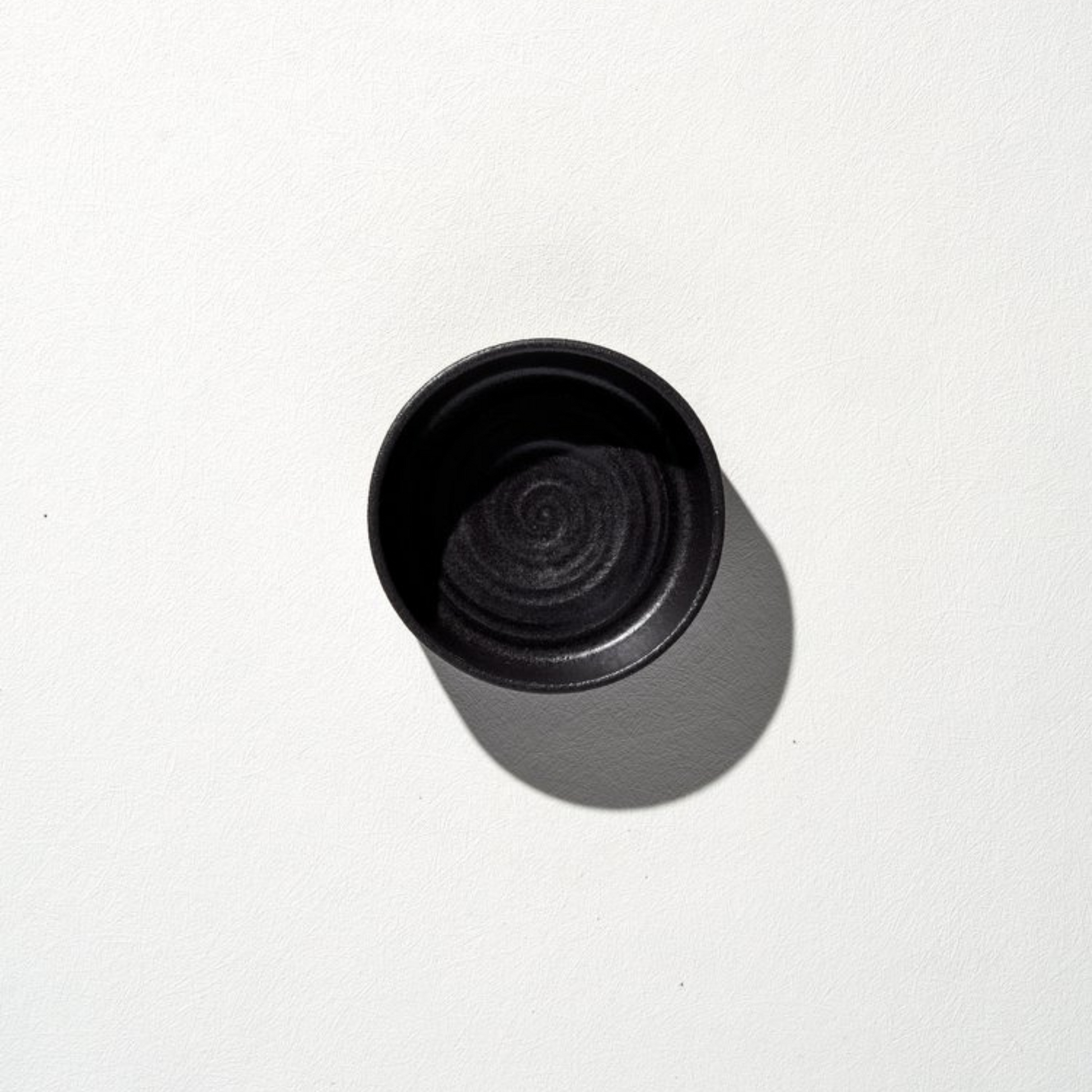 Gritty tapas bowl Black – liten håndlaget skål i keramikk
