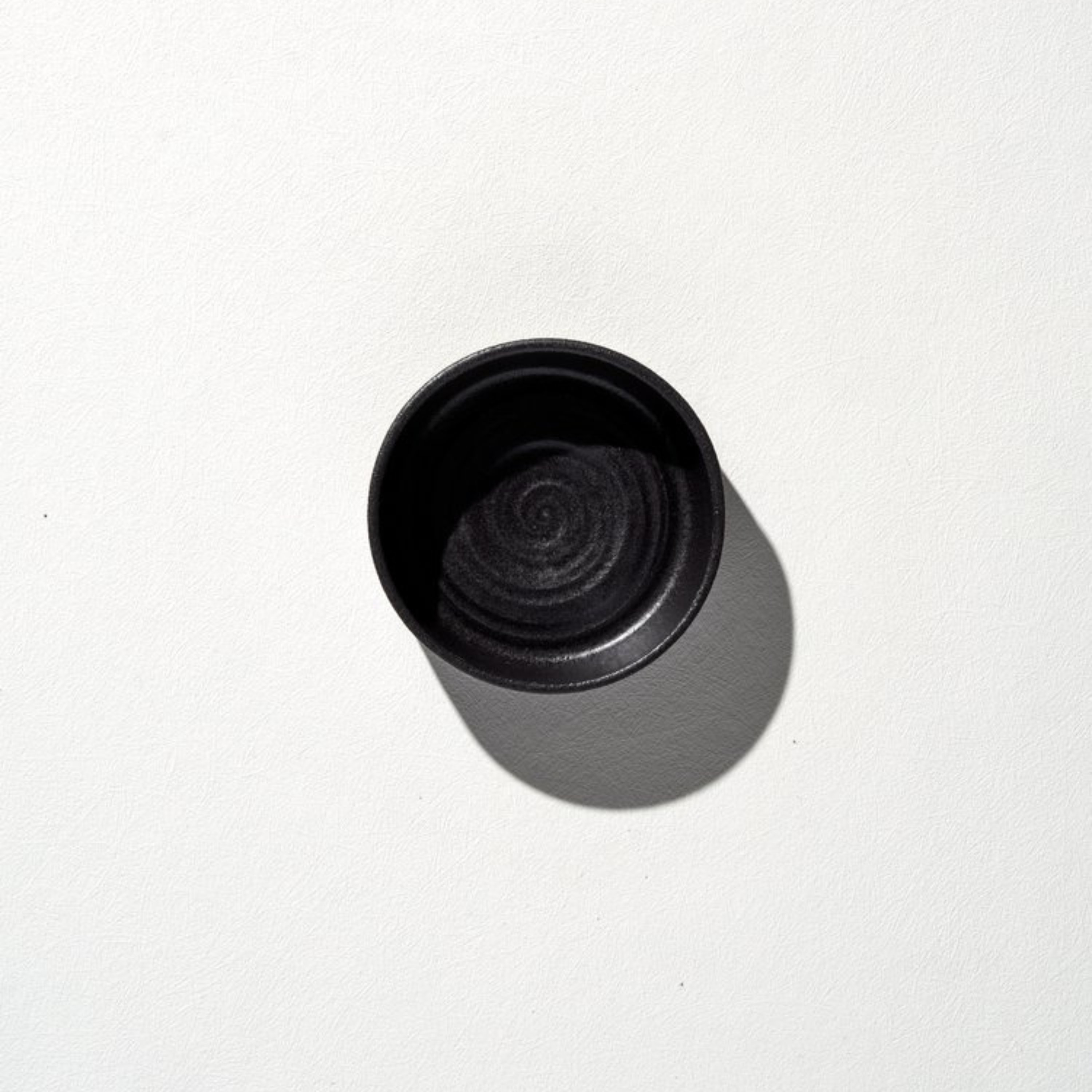 Gritty tapas bowl Black – liten håndlaget skål i keramikk