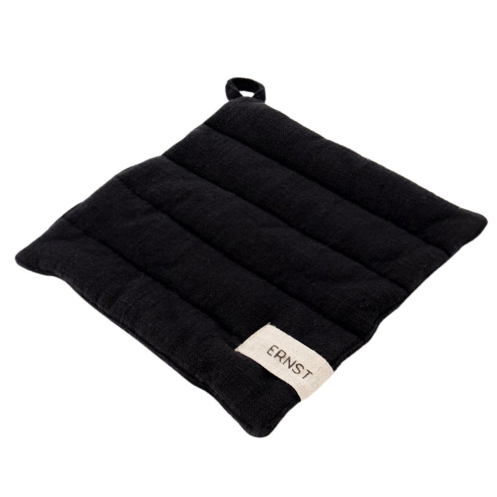 ERNST gryteklut i svart bomull – vattert gryteklut med hempe i rustikk skandinavisk stil