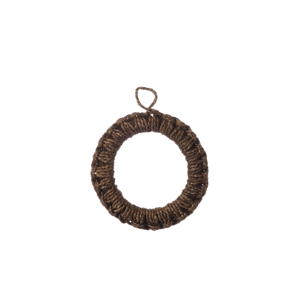 Liten Ernst gryteunderlag Ø14 cm i mørk brun sjøgress og rotting – naturlig og rustikt kjøkkendekor.