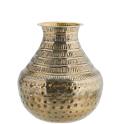 Håndlaget vase i hamret messing fra Madam Stoltz – resirkulert aluminium med rustikk tekstur.