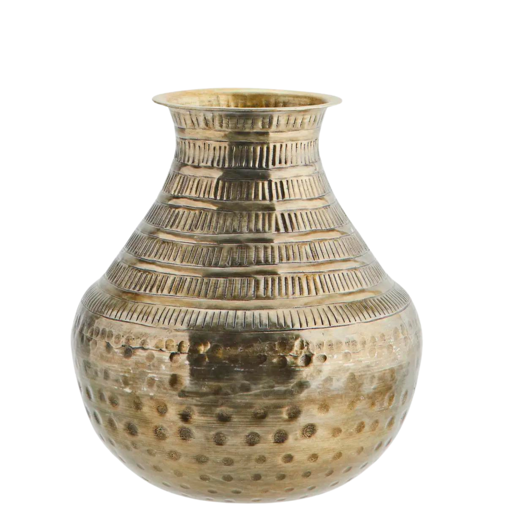 Håndlaget vase i hamret messing fra Madam Stoltz – resirkulert aluminium med rustikk tekstur.