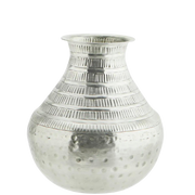 Håndlaget vase i hamret sølv fra Madam Stoltz – elegant dekorvase av resirkulert aluminium.