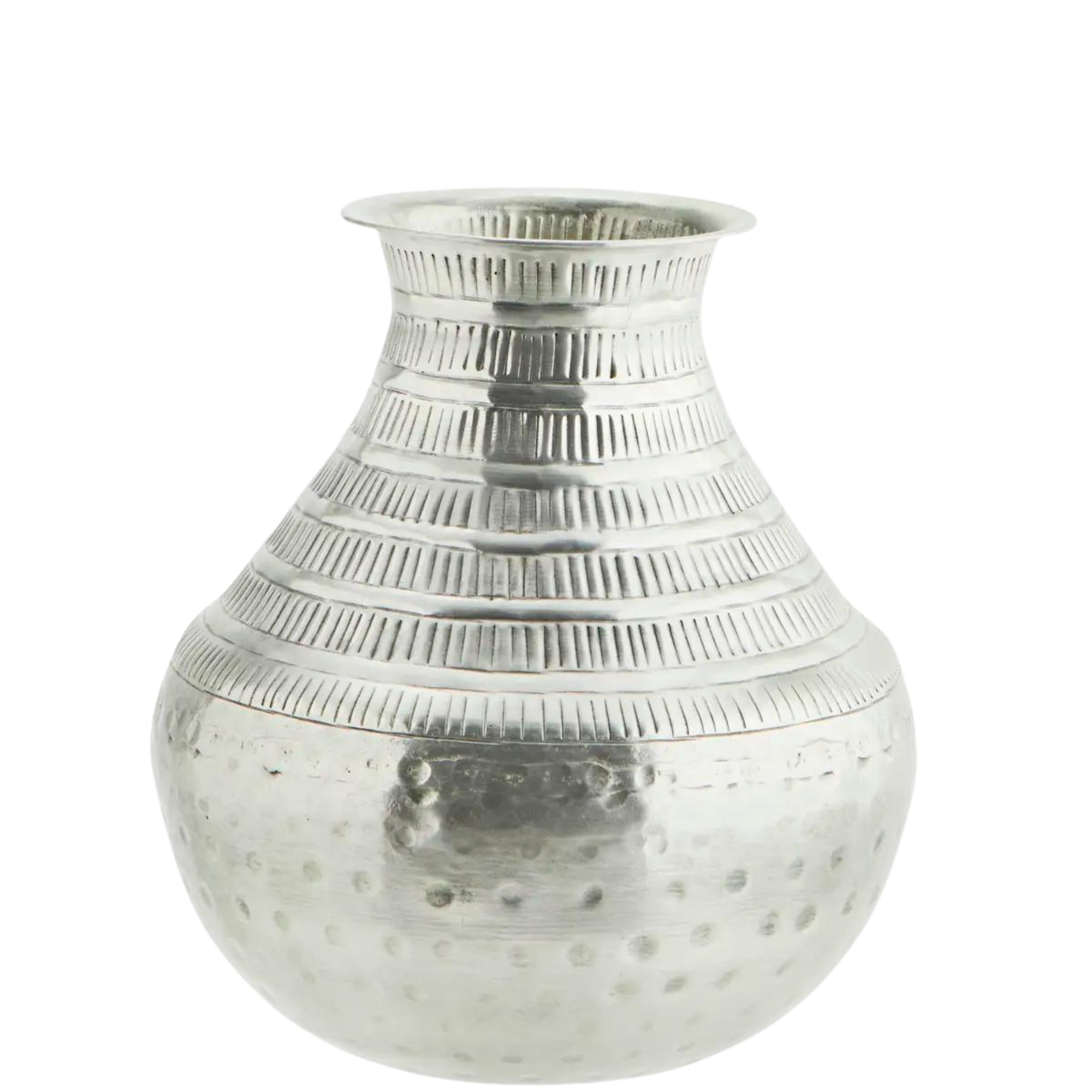 Håndlaget vase i hamret sølv fra Madam Stoltz – elegant dekorvase av resirkulert aluminium.