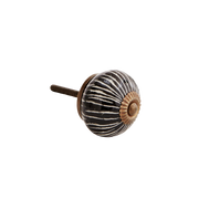 Håndmalt dørknott i steingods med hvite striper på sort bunn og messingdetaljer fra Madam Stoltz.