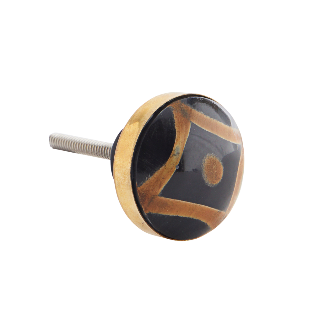 Håndlaget dørknott i ekte horn med messingkant fra Madam Stoltz – svart og karamellfarget design til skap og kommoder.