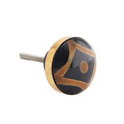 Håndlaget dørknott i ekte horn med messingkant fra Madam Stoltz – svart og karamellfarget design til skap og kommoder.