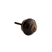 Håndlaget keramisk dørknott i svart steingods med messingdetaljer fra Madam Stoltz.