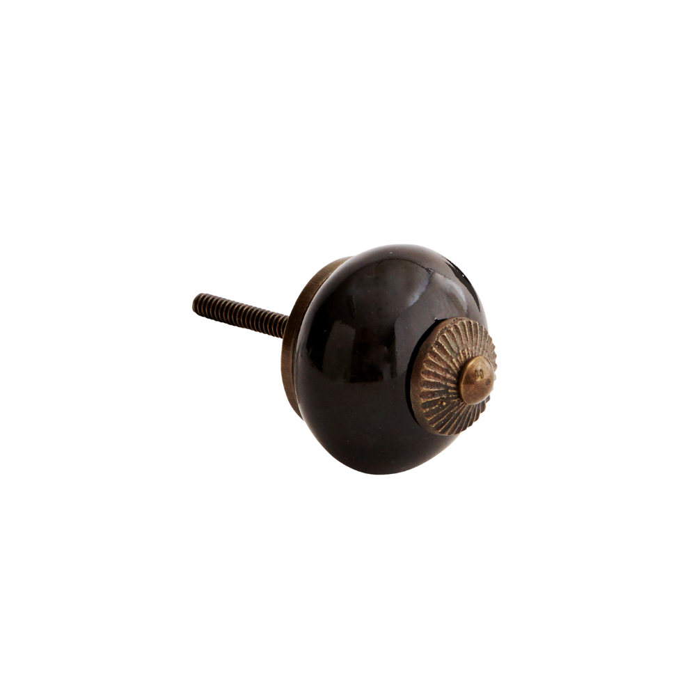 Håndlaget keramisk dørknott i svart steingods med messingdetaljer fra Madam Stoltz.
