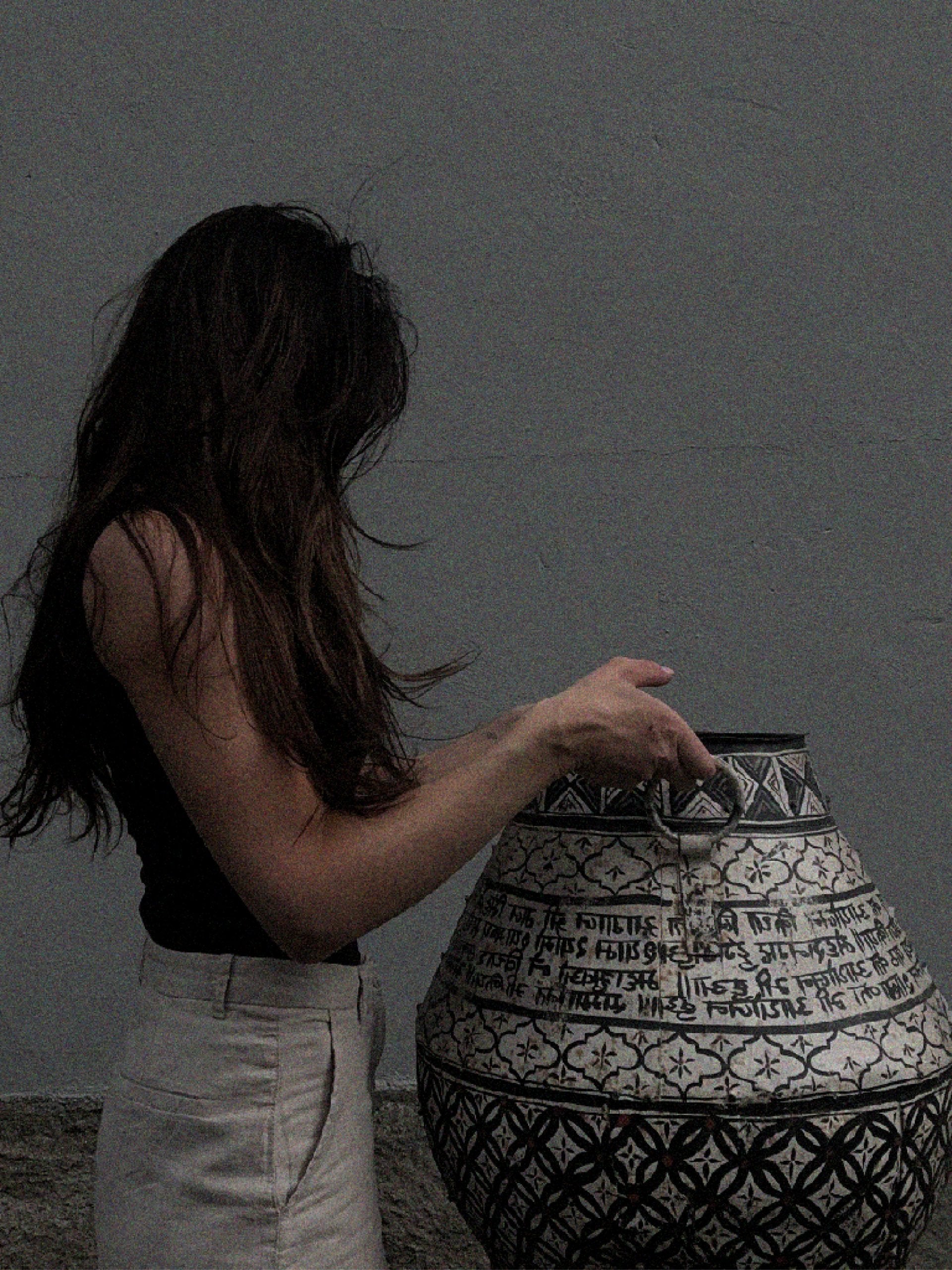 fie haave holder håndmalt jernbalje fra Affari of Sweden – stor dekorativ metallbalje i vintage stil