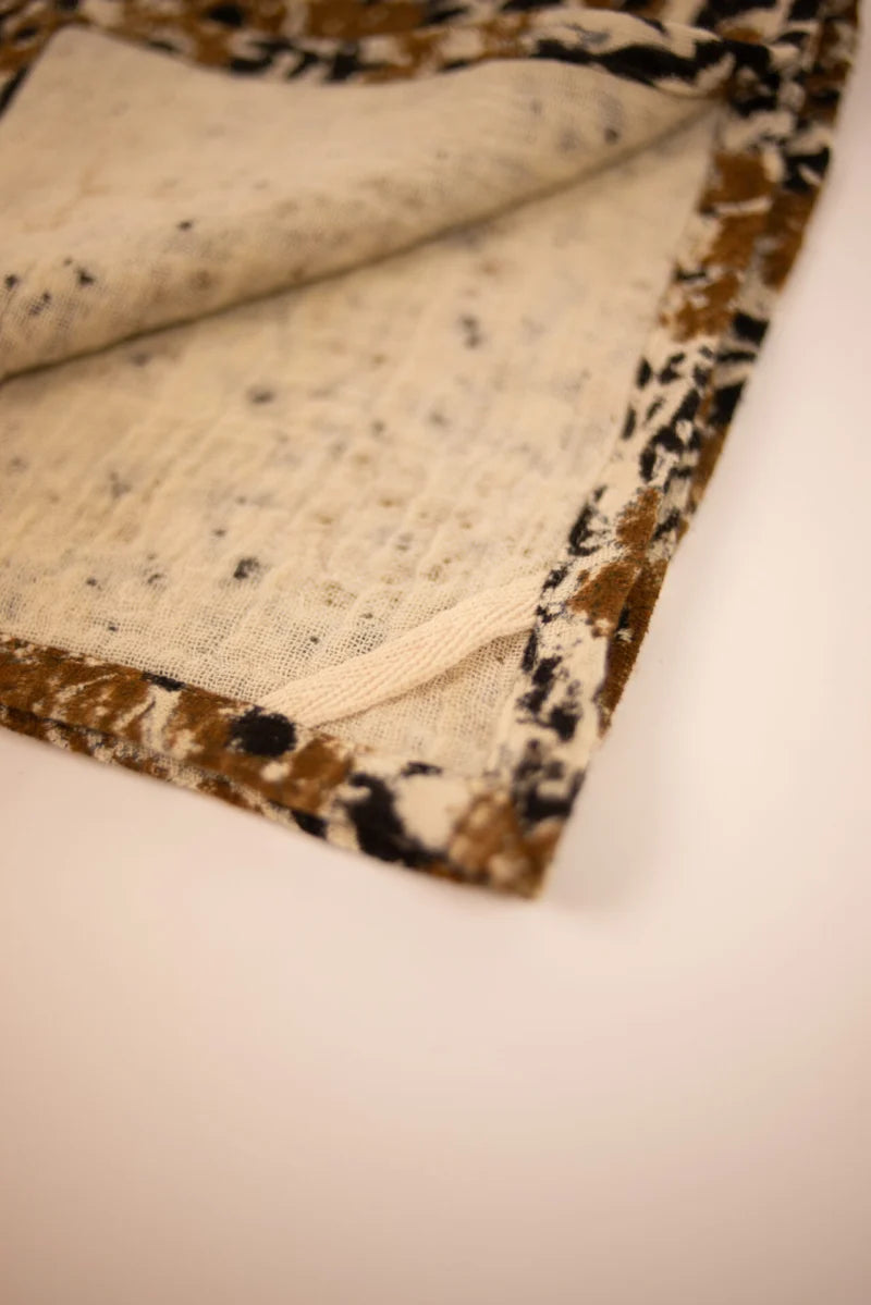  Vaskeanvisningssymboler for bomullshåndkle: 40 grader, ikke blekes, ikke tørketrommel, lav varme stryking, ikke rens.