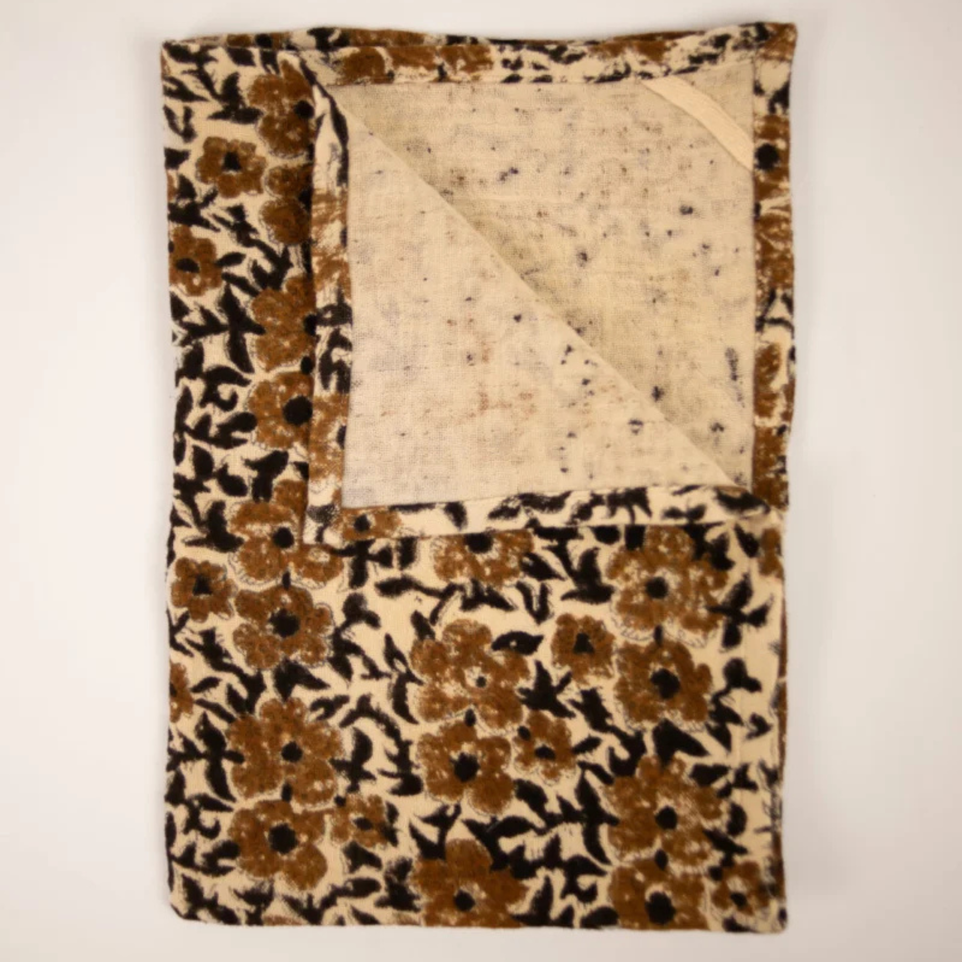 Håndlaget håndkle i 100 % bomull med brunt blomstertrykk laget med blokktrykk-teknikk.