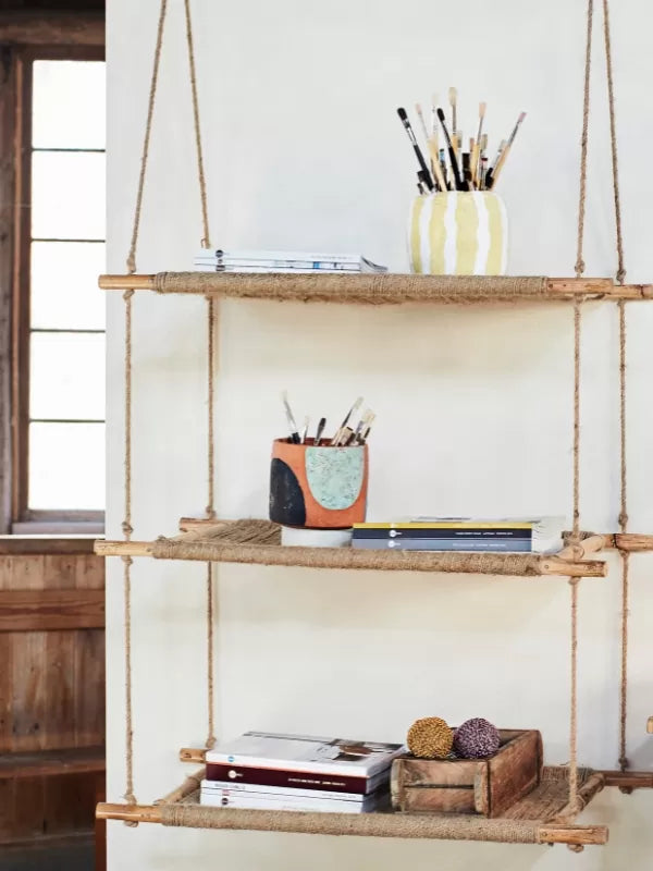 bohemsk vegghylle i naturmaterialer