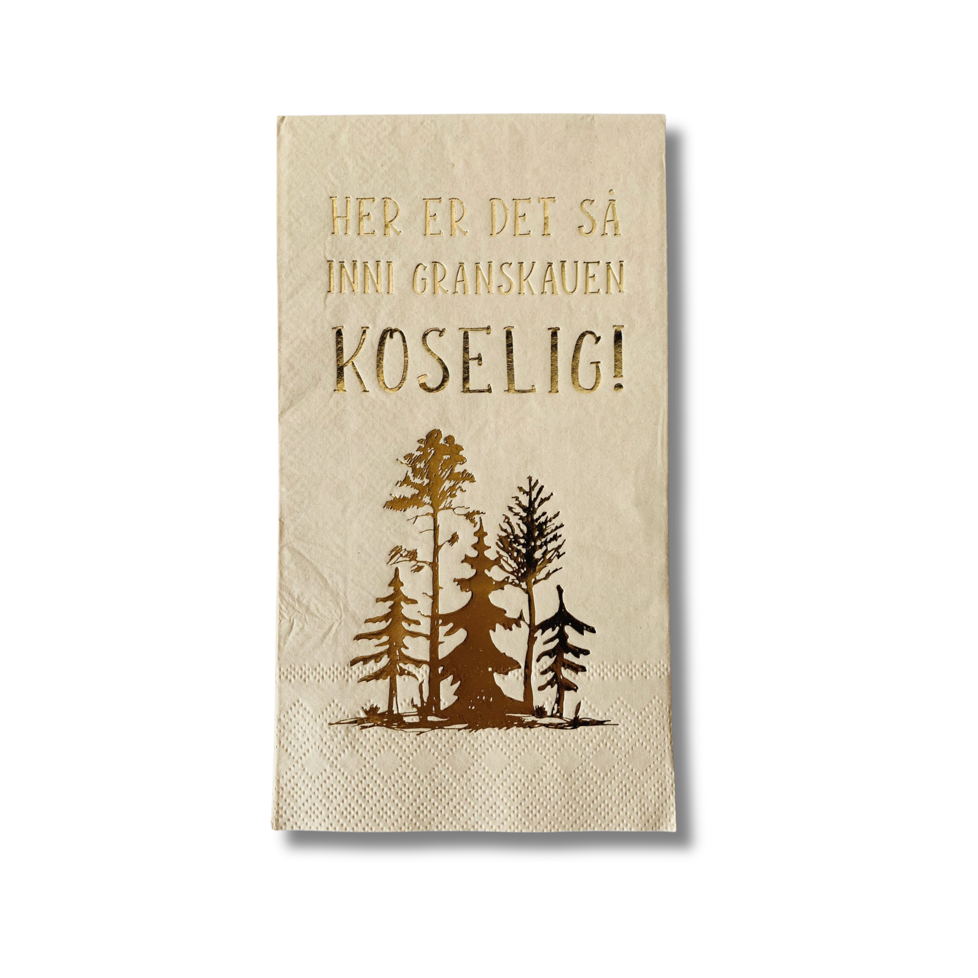 Serviett med tekst «Her er det så inni granskauen koselig» i bambus med skogmotiv i varme naturfarger