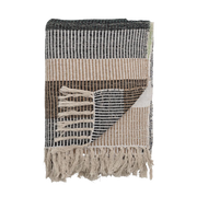 Isnel-pledd brettet sammen – bærekraftig pledd i resirkulert bomull med frynser