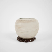 Cosmos lyslykt taupe i håndlaget glass med dekorativ fot