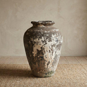 Stor vintage urne i leire med naturlig patina og autentisk overflate