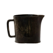 Yuki kanne i mørk steingods – håndlaget serveringskanne med matt glasur og organisk form