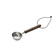 ERNST kaffemål i rustfritt stål med mørkebrunt trehåndtak og lærtråd – rustikk kjøkkendetalj