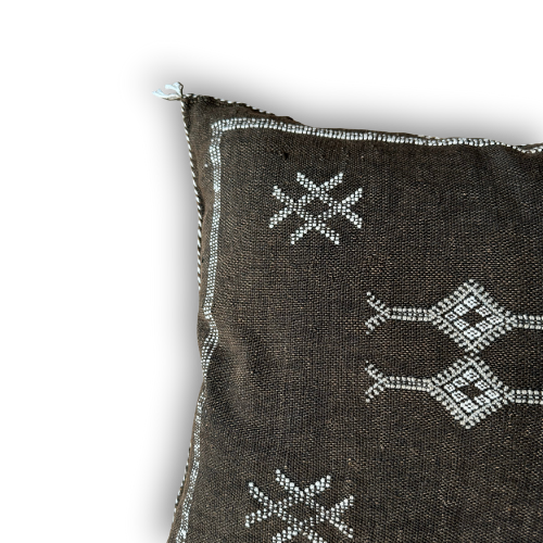  Detaljbilde av brodert kaktussilkepute i brun og beige – håndlaget kvalitet med naturteks