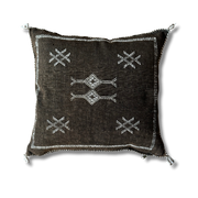 Håndlaget pute i kaktussilke 50x50 cm i brun og beige med broderte symboler – autentisk marokkansk design.