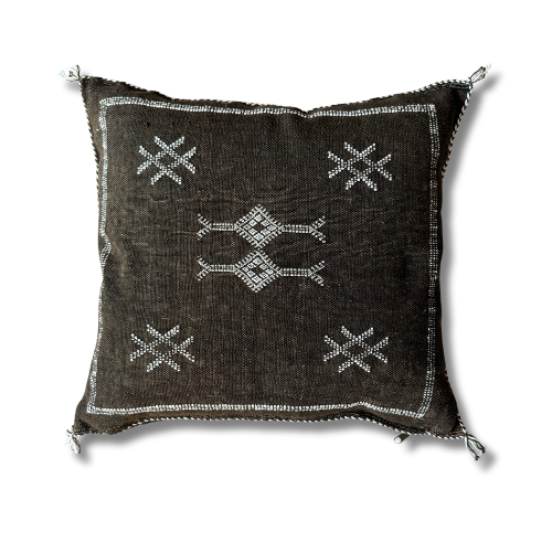 Håndlaget pute i kaktussilke 50x50 cm i brun og beige med broderte symboler – autentisk marokkansk design.