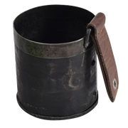 Rustikk jernbøtte med brunt lærhåndtak – industriell og dekorativ beholder i mørkt metall