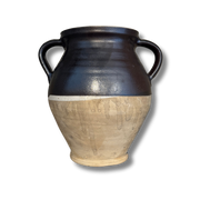 Håndlaget keramikkrukke i sort og naturleire med to hanker – rustikk wabi-sabi dekor